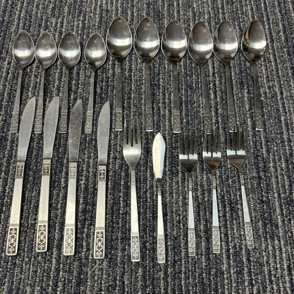 19 Customcraft Stainless Taiwan Fleur Du Lis CUS3 Forks Spoons Knives Knife